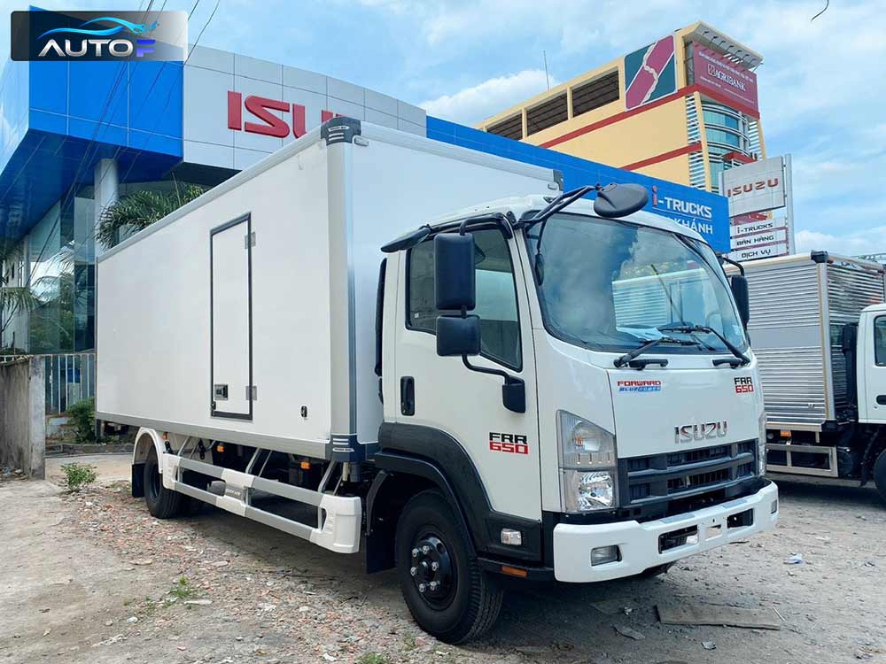 Xe tải Isuzu FRR 650 thùng kín composite 6.5 tấn dài 6.7 mét